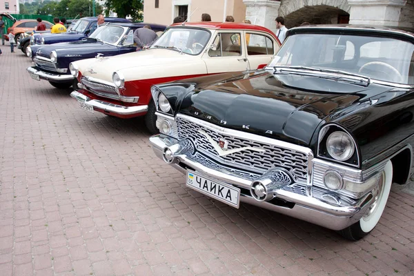 KAMYANETS-PODILSKY, UCRANIA - 06 DE JUNIO DE 2009. Retro Car Festival en Kamyanets-Podilsky, Ucrania — Foto de Stock