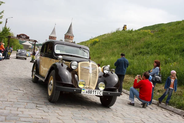 KAMYANETS-PODILSKY, UKRAINE - JUNHO 06, 2009. Retro Car Festival em Kamyanets-Podilsky, Ucrânia — Fotografia de Stock