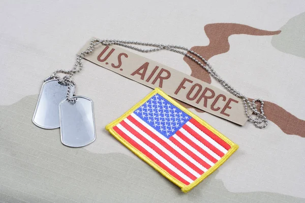 KIEV, UKRAINE - May 9, 2015. US AIR FORCE branch tape with dog tags and US flag patch on desert camouflage uniform — Stock Photo, Image