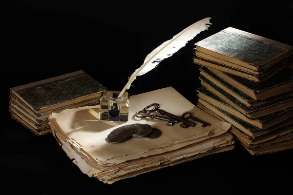 古い万年筆、本、黒の背景にインクと銀のコイン — ストック写真