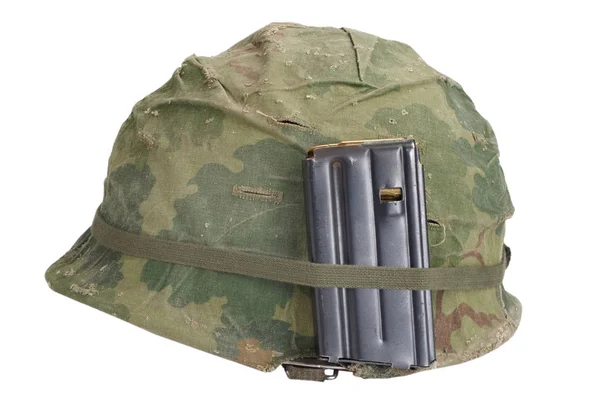 美国陆军头盔越南战争时期与伪装封面 杂志与弹药隔离在白色 — 图库照片