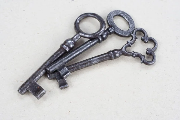 Alte Vintage Schlüssel Auf Weißem Texturierten Hintergrund — Stockfoto