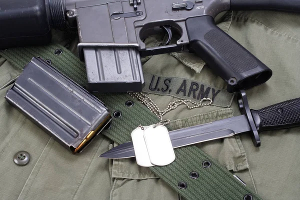 M16 Bayoneta Fusil Sobre Fondo Uniforme — Foto de Stock