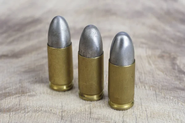 9Mm Kaliber Patronok Fából Készült Háttér — Stock Fotó