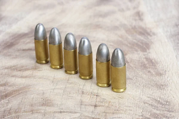 9Mm Kaliber Patronok Fából Készült Háttér — Stock Fotó