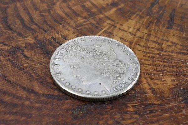 Gamla Vintage Silver Dollar Trä Bakgrund — Stockfoto