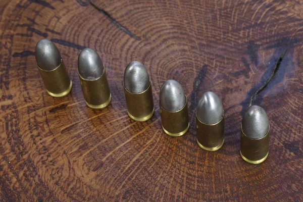 Los Cartuchos Calibre 9Mm Sobre Fondo Madera — Foto de Stock