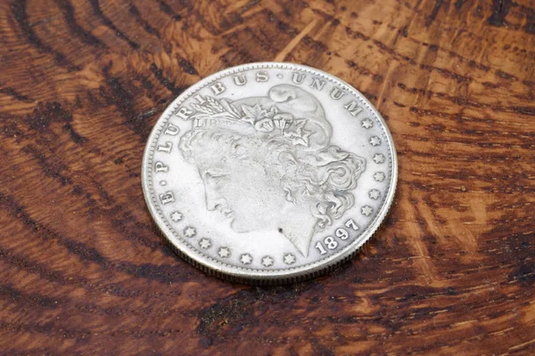 Gamla Vintage Silver Dollar Trä Bakgrund — Stockfoto