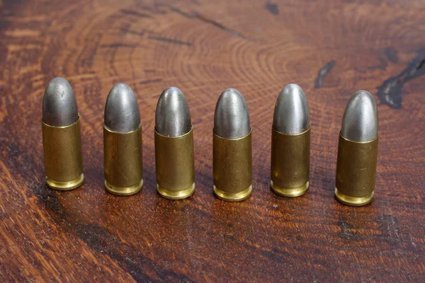 9Mm Kalibre Kartuşlarını Ahşap Arka Plan Üzerinde — Stok fotoğraf