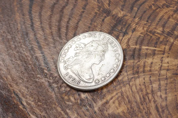 Gamla Vintage Silver Dollar Trä Bakgrund — Stockfoto