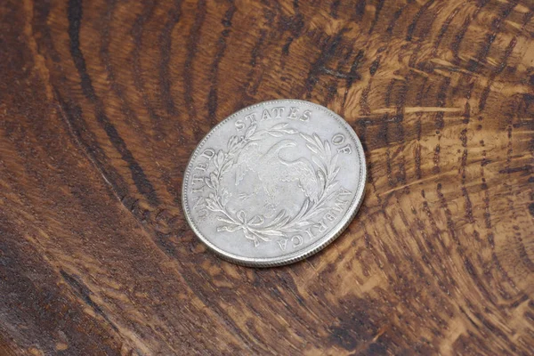 Gamla Vintage Silver Dollar Trä Bakgrund — Stockfoto