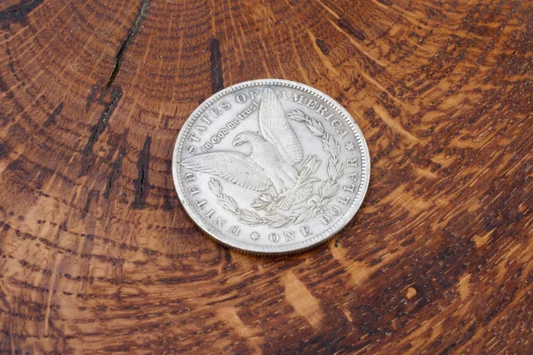 Gamla Vintage Silver Dollar Trä Bakgrund — Stockfoto