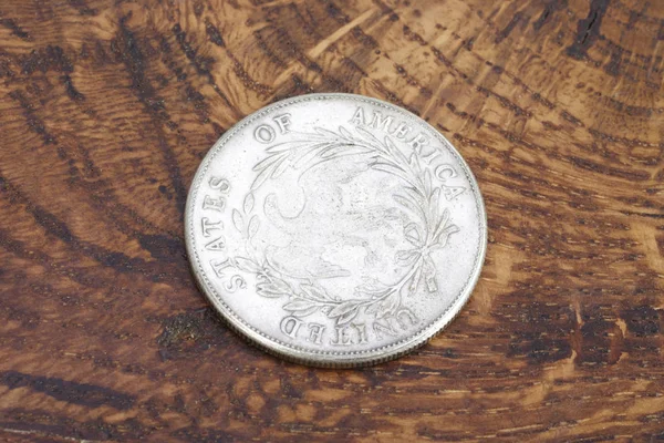 Gamla Vintage Silver Dollar Trä Bakgrund — Stockfoto