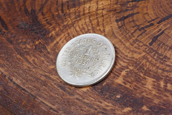 Gamla Vintage Silver Dollar Trä Bakgrund — Stockfoto