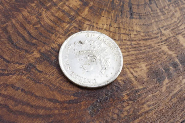 Gamla Vintage Silver Dollar Trä Bakgrund — Stockfoto