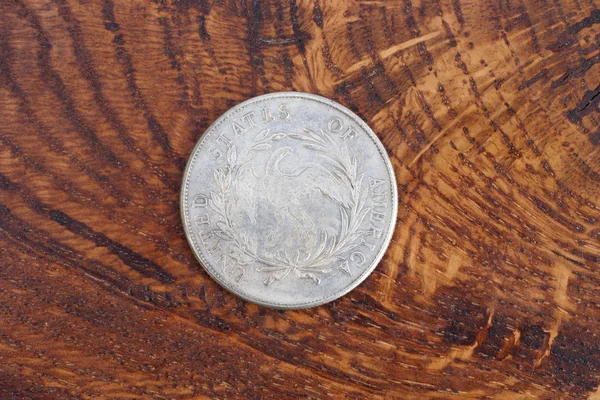 Starego Rocznika Srebrny Dolar Podłoże Drewniane — Zdjęcie stockowe