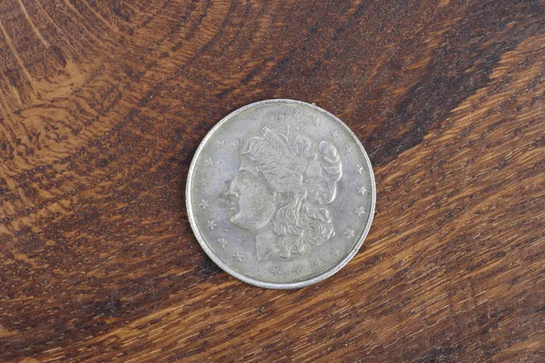 Starego Rocznika Srebrny Dolar Podłoże Drewniane — Zdjęcie stockowe