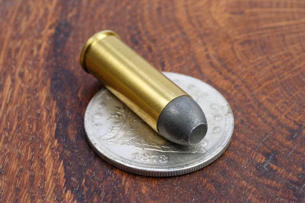Revolver Kazetta Ezüst Dollár Vadnyugat Időszak Fából Készült Háttér — Stock Fotó
