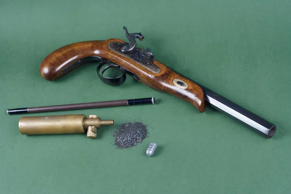 Conjunto Aventureiros Pistola Com Acessório Sobre Fundo Verde — Fotografia de Stock