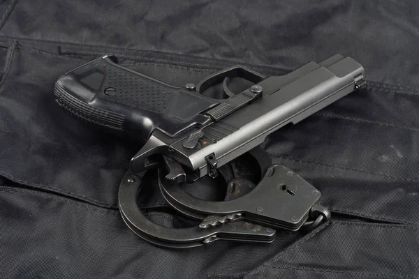 Pistola Policía Sobre Fondo Uniforme Negro — Foto de Stock