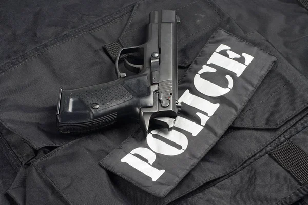 Pistola Sobre Fondo Uniforme Negro Policía — Foto de Stock