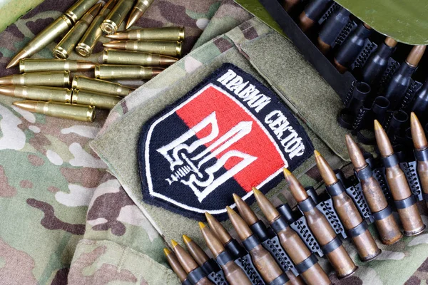 乌克兰 2015 雪佛龙的乌克兰志愿军团与 乌克兰志愿军团权利部门 一词与军事弹药 — 图库照片