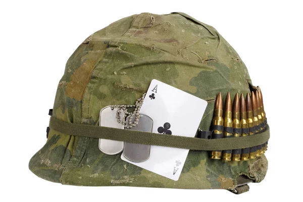 美国陆军头盔越南战争时期用伪装盖和弹药带 狗标记和护身符 俱乐部纸牌王牌 — 图库照片