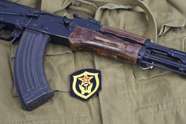 Ak47 Mit Schulteraufnäher Des Sowjetischen Armeetransportkorps Auf Khakifarbenem Hintergrund — Stockfoto
