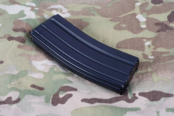 Cartucho Fusil M16 Con Cartuchos Sobre Fondo Uniforme Camuflaje —  Fotos de Stock