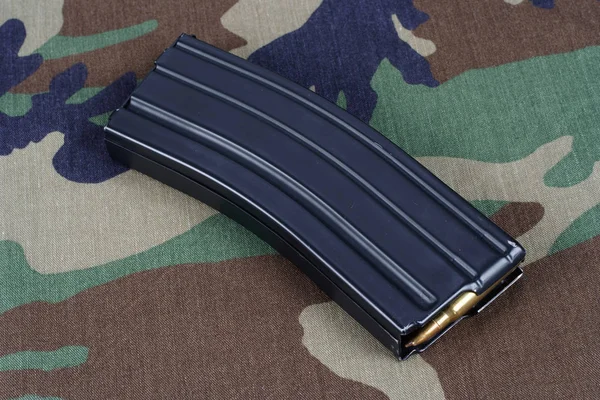 Army Revista Rifle Com Cartuchos Fundo Uniforme Camuflagem — Fotografia de Stock