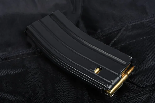 Army Chargeur Fusil Avec Cartouches Sur Uniforme Noir — Photo