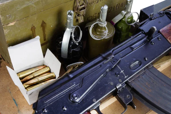 Caja Del Ejército Municiones Con Rifle Ak47 Municiones Aisladas — Foto de Stock