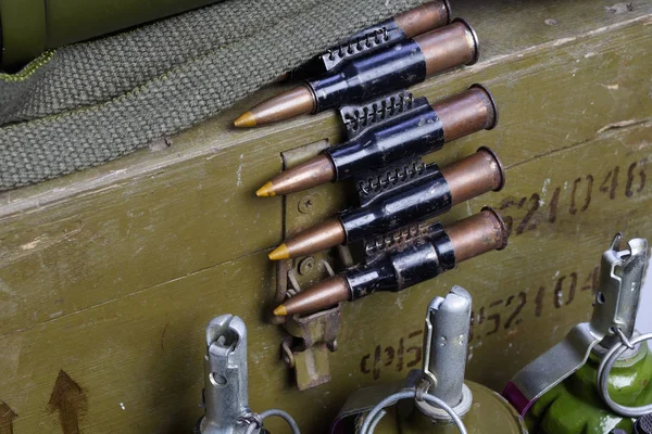 Ordu Kutu Ak47 Tüfekle Mühimmat Mühimmat Izole — Stok fotoğraf