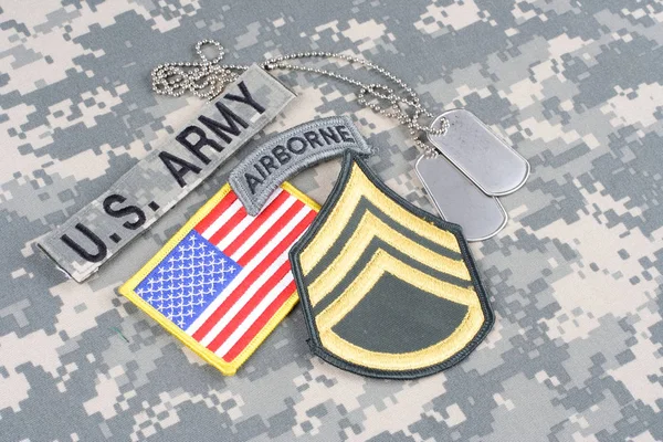 乌克兰 2015年8月21日 美国陆军参谋军士等级补丁 空降标签 标志补丁 与狗标签上伪装制服 — 图库照片