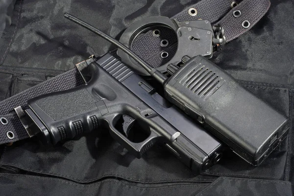 警察の武器と黒の一様な背景に装備 — ストック写真