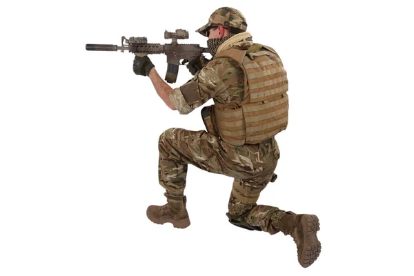 私人军事公司操作员与突击步枪在白色背景 — 图库照片