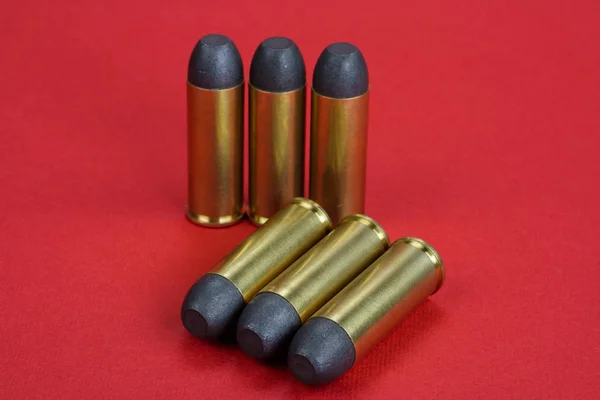 Les Cartouches Revolver Calibre Sur Fond Rouge — Photo