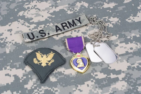 KIEV, UKRAINE - March 6, 2016. Purple Heart award with dog tags on US ARMY camouflage uniform — Stock Photo, Image