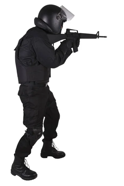 Swat Officier Met Assault Rifle Zwart Uniform Geïsoleerd Wit — Stockfoto