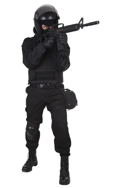 Swat Offizier Mit Sturmgewehr Schwarzer Uniform Isoliert Auf Weiß — Stockfoto