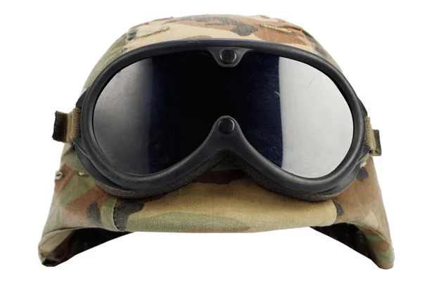 ホワイトに隔離されたゴーグル付きの軍のケブラーヘルメット — ストック写真