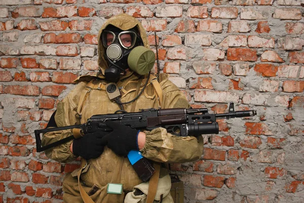Gaz Maskesi Silah Tuğla Duvarın Yanında Ile Stalker — Stok fotoğraf