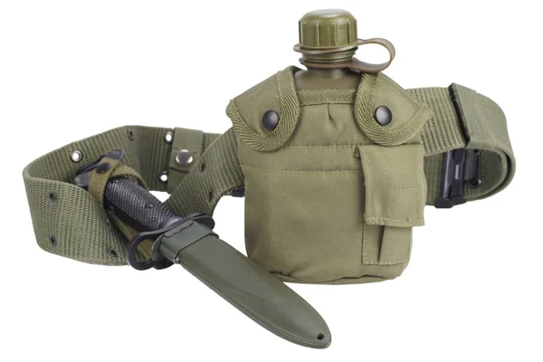 Cantine d'eau militaire avec baïonnette et ceinture de pistolet — Photo