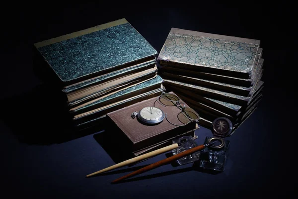 Concepto Vintage Con Libros Antiguos Papeles Tinta Pluma Tintero — Foto de Stock