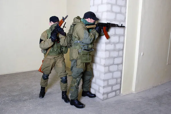 Guerrillas Con Rifle Dentro Del Edificio —  Fotos de Stock