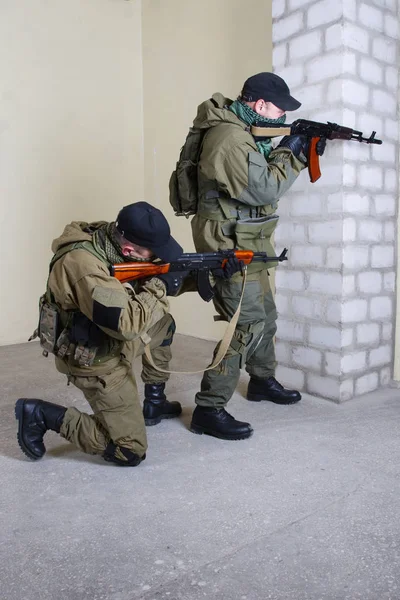 Guerrillas Con Rifle Dentro Del Edificio — Foto de Stock