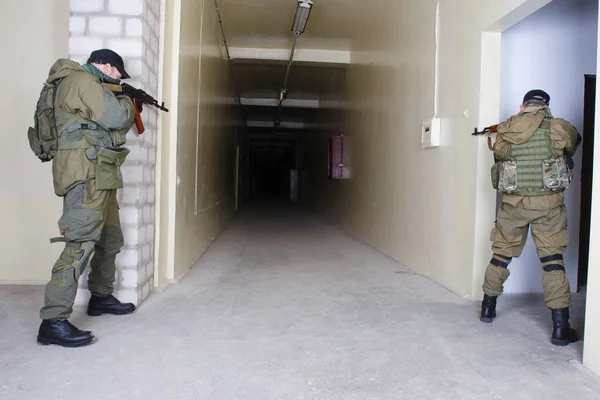 Guerrillas Con Rifle Dentro Del Edificio —  Fotos de Stock