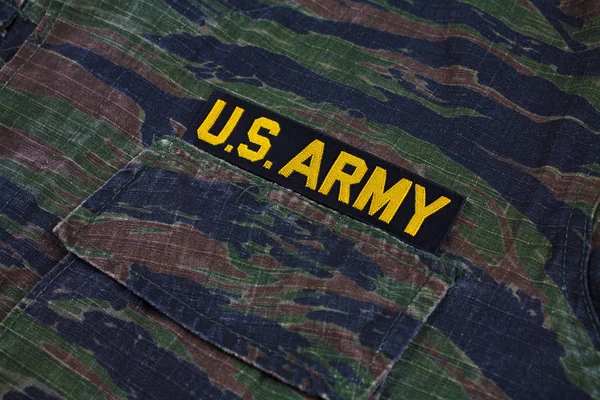 KIEV, UCRANIA 12 de septiembre de 2016. Cinta de la rama del ejército estadounidense en uniforme de camuflaje de raya de tigre —  Fotos de Stock