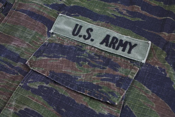 KIEV, UCRÂNIA - 12 de setembro de 2016. EUA ARMY ramo fita no tigre stripe camuflagem uniforme — Fotografia de Stock