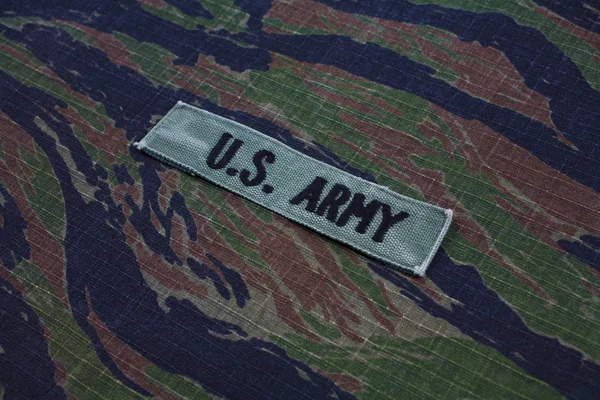 KIEV, UCRANIA 12 de septiembre de 2016. Cinta de la rama del ejército estadounidense en uniforme de camuflaje de raya de tigre —  Fotos de Stock